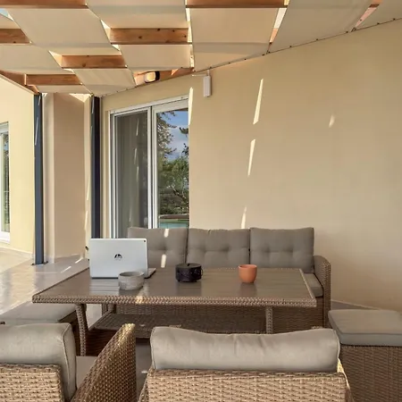 Aenaos Luxury With Pool In בית נופש